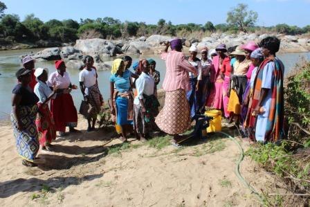 Women learning about Muonde Trust pumps