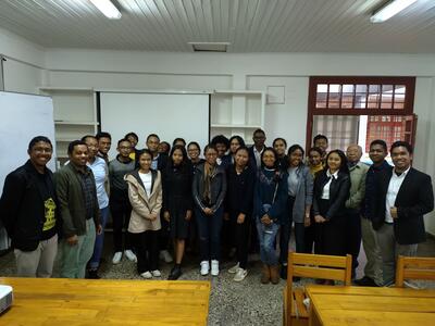 Group photo of Zara Hay workshop participants and facilitators. 